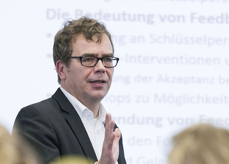 Dr. Kim-Oliver Tietze trägt vor