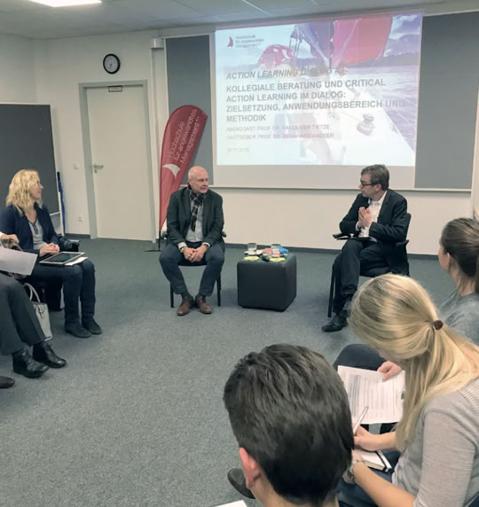 Referenten und Zuschauer:innen beim Action Learning Dialog zu kollegialer Beratung mit Dr. Kim-Oliver Tietze