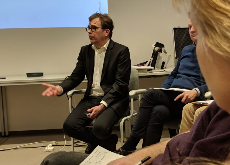 Dr. Kim-Oliver Tietze im Dialog mit Zuhörenden
