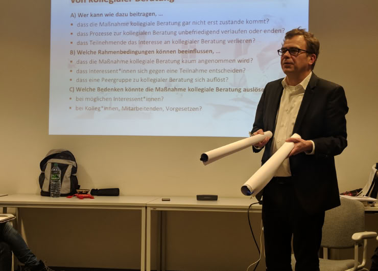 Dr. Kim-Oliver Tietze gibt Instruktionen für Kleingruppenarbeit